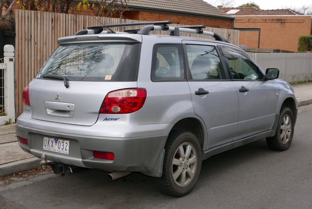 2006_Mitsubishi_Outlander.thumb.jpg.0dfa068b774867e9b387a3b50baeb605.jpg