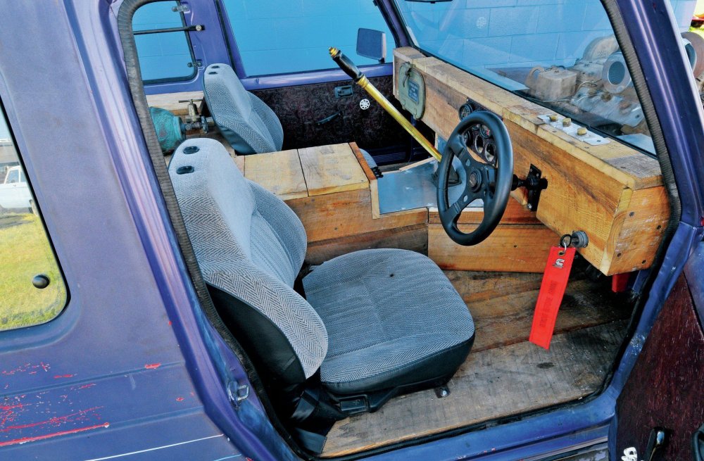 custom-interior-and-center-console.thumb.jpg.a289082f33a5b696a04484c3a58d86bb.jpg
