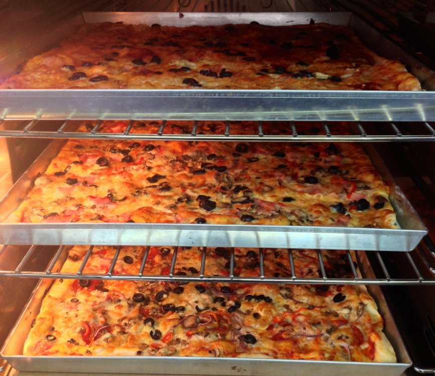 pizza.thumb.jpg.92f4e7258d72fba50ebf730ff1c29651.jpg